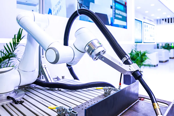 結(jié)合艾利特EC66協(xié)作機(jī)器人，了解工業(yè)焊接機(jī)器人的需求